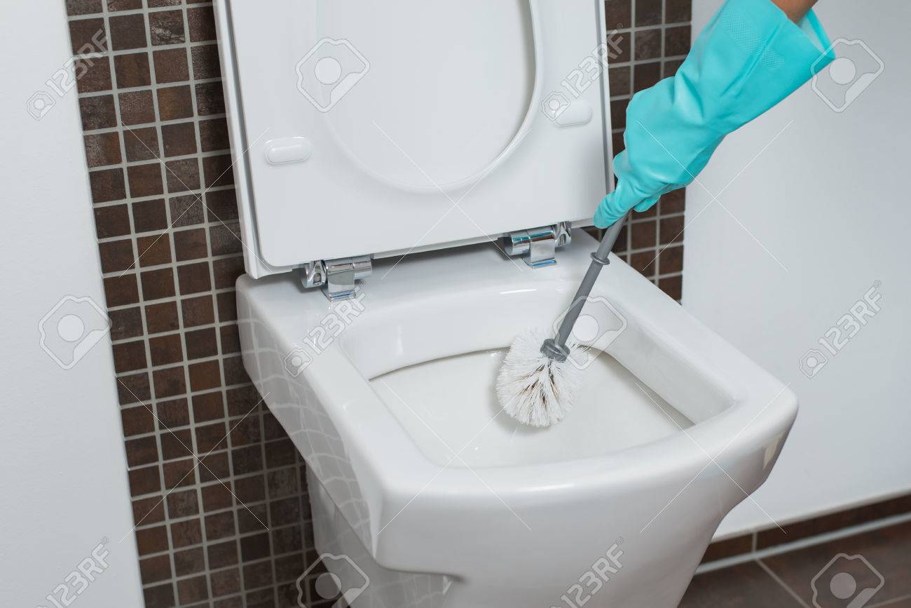 世帯のクリーニング中に細菌や細菌を根絶するためにトイレのブラシと便器の縁下洗浄青緑色のゴム手袋を着用する人 の写真素材 画像素材 Image 世帯のクリーニング中に細菌や細菌を根絶するためにトイレのブラシと便器の縁下洗浄青緑色のゴム手袋を着用する人 の写真素材 画像素材 Image