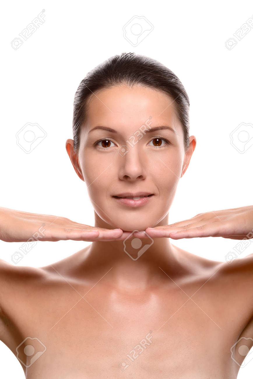 Elegante Hermosa Mujer Desnuda En Una Pose Simétrica Con Sus Manos  Levantadas Bajo La Barbilla Mientras Se Mira Directamente A La Cámara Con  Una Sonrisa Serena Tranquila, La Cabeza Y Los Hombros