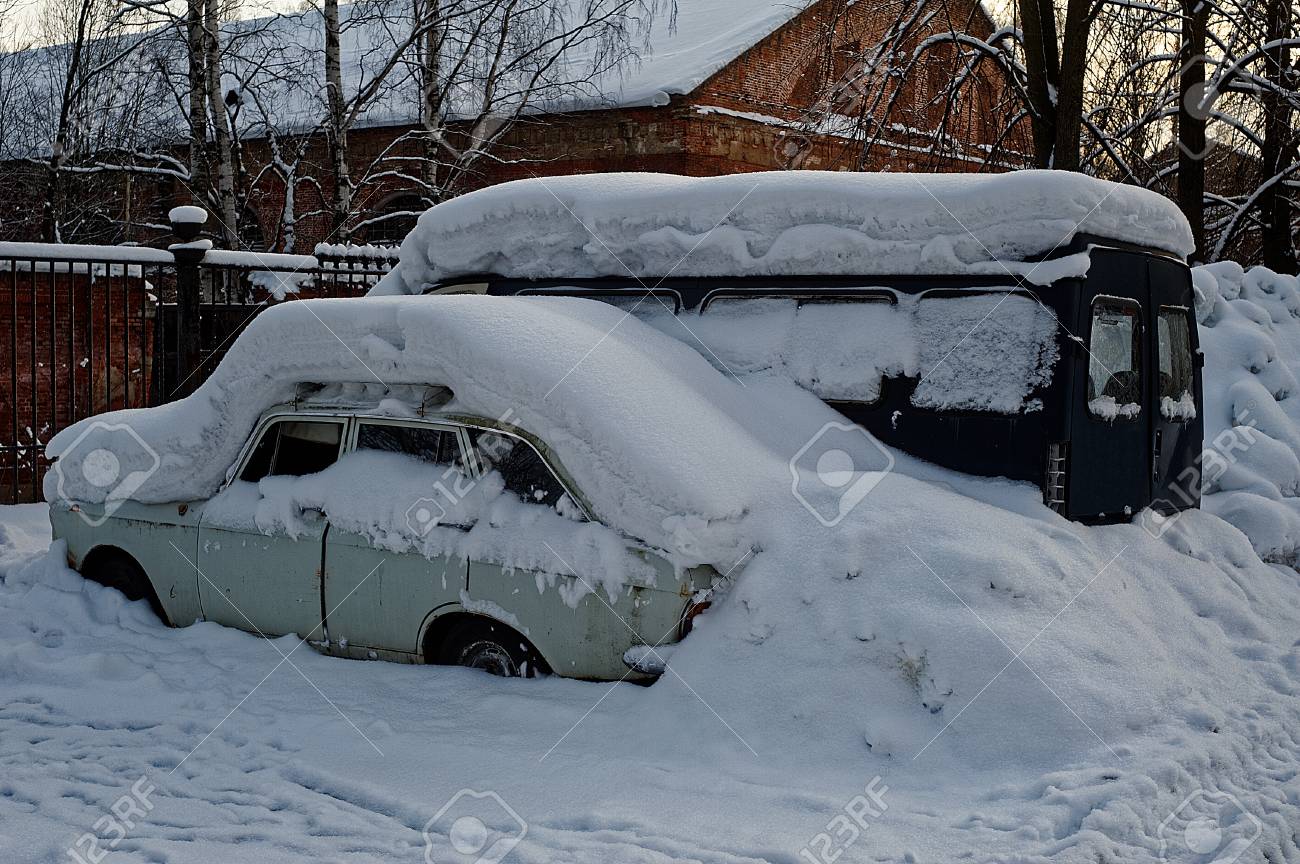 雪の吹き溜まりには 車がカバーしています 雪が降った後の古い車です の写真素材 画像素材 Image