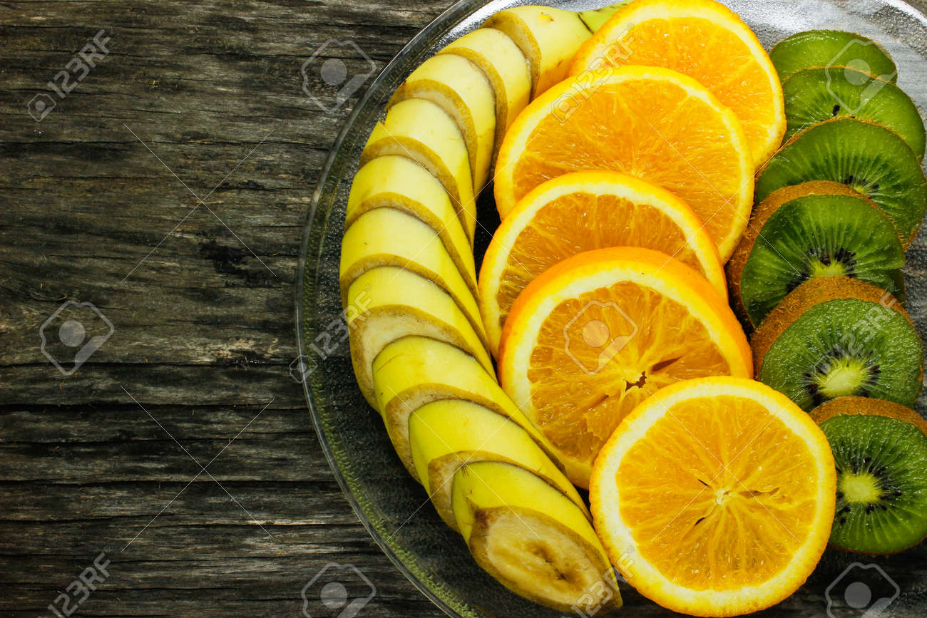 新鮮な果物のバナナ キウイ 木製の背景にオレンジ色 健康食品 新鮮なフルーツのミックス 柑橘系の果物のグループ ベジタリアンの生フルーツ 健康的なライフ スタイルのための栄養です の写真素材 画像素材 Image 5511