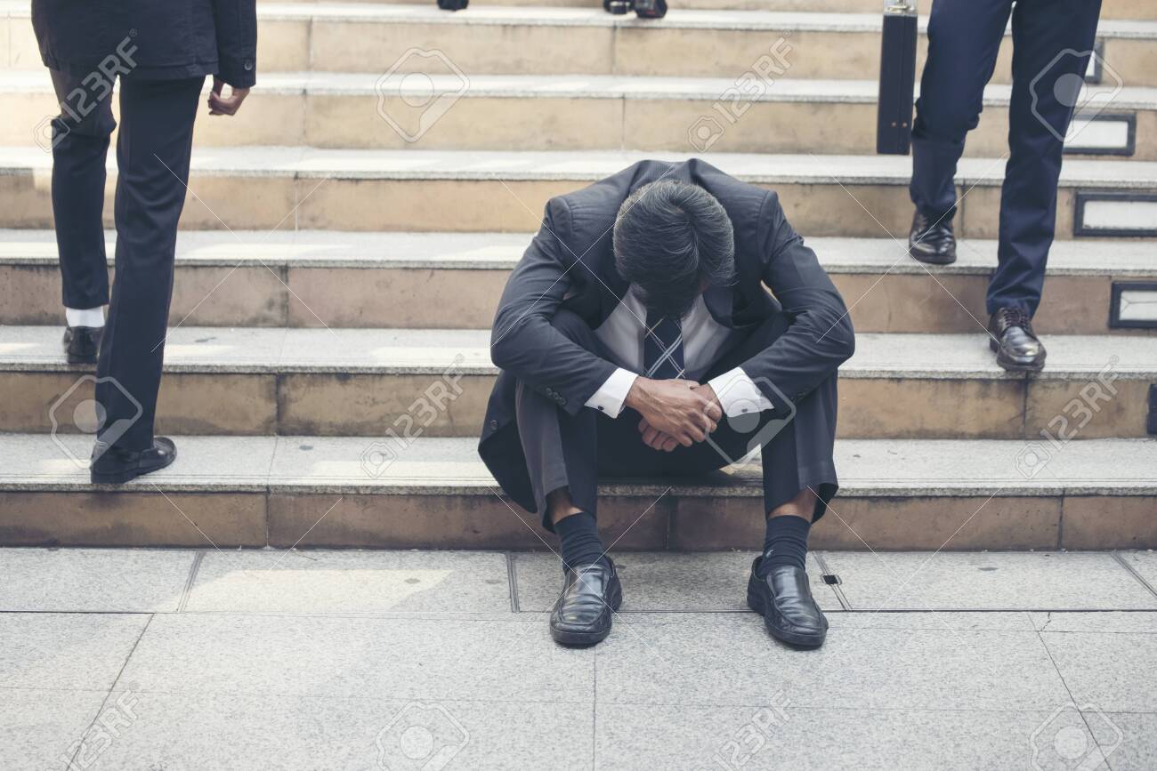 Immagini Stock - Disoccupati Disoccupati Crisi Che Recessione, Stress E  Perdono Il Lavoro. Ufficio Della Disperazione Le Persone Si Sentono  Stressate In Una Situazione Di Depressione. Persone Di Mezza Età Disperano  Bassa