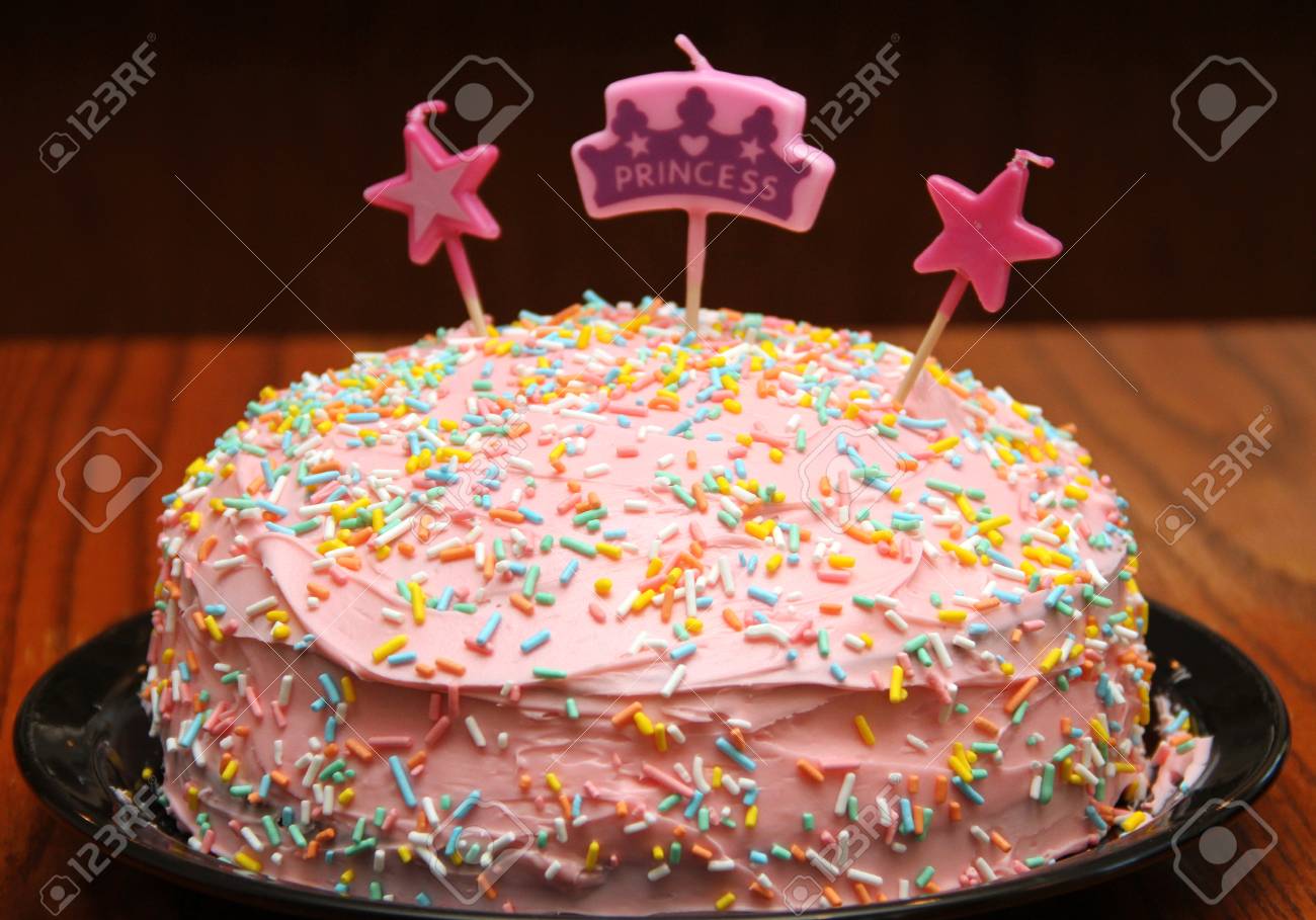 Un Gateau D Anniversaire Rose Avec Beaucoup Beaucoup De Paillettes Pour Une Fete D Anniversaire De Princesse Banque D Images Et Photos Libres De Droits Image