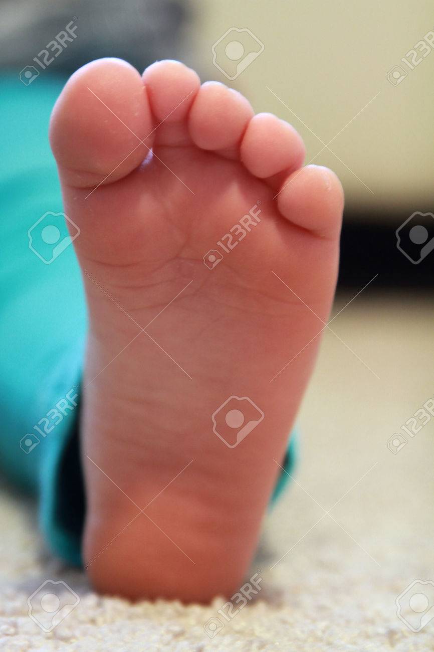 Une Jeune Fille De Bebe Pied Pres De La Place Banque D Images Et Photos Libres De Droits Image