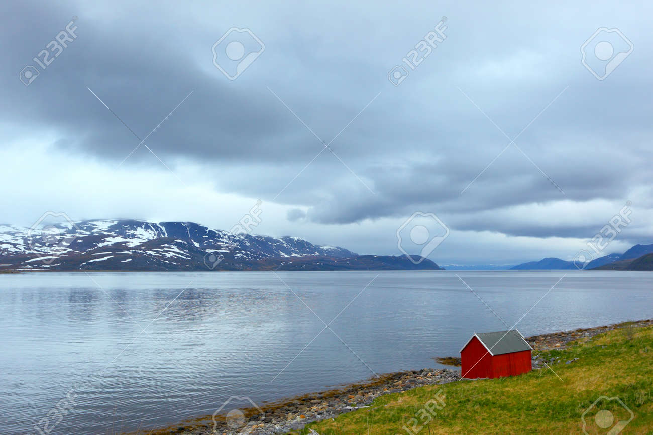 Haus Am Meer Norwegen Fjord Lizenzfreie Fotos Bilder Und Stock