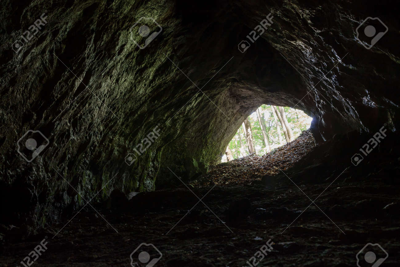 洞窟の入り口に光 の写真素材 画像素材 Image 洞窟の入り口に光 の写真素材 画像素材 Image