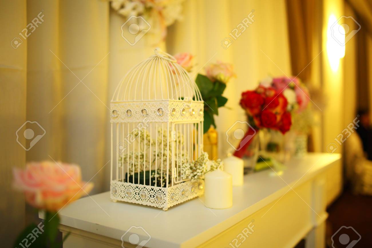 Belle Décoration De Cage Doiseau Sur La Table De Mariage