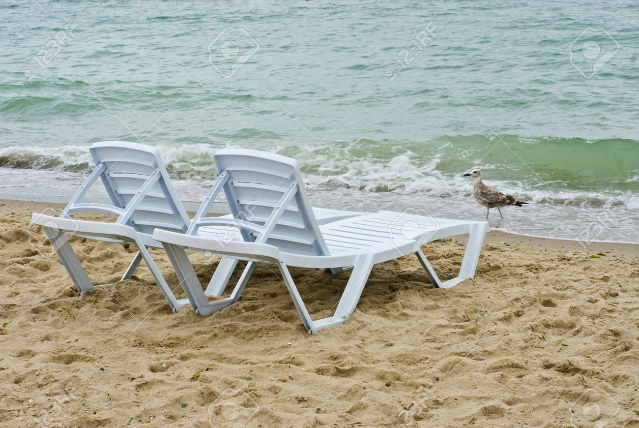 浜辺で海の背景に寝椅子 の写真素材 画像素材 Image