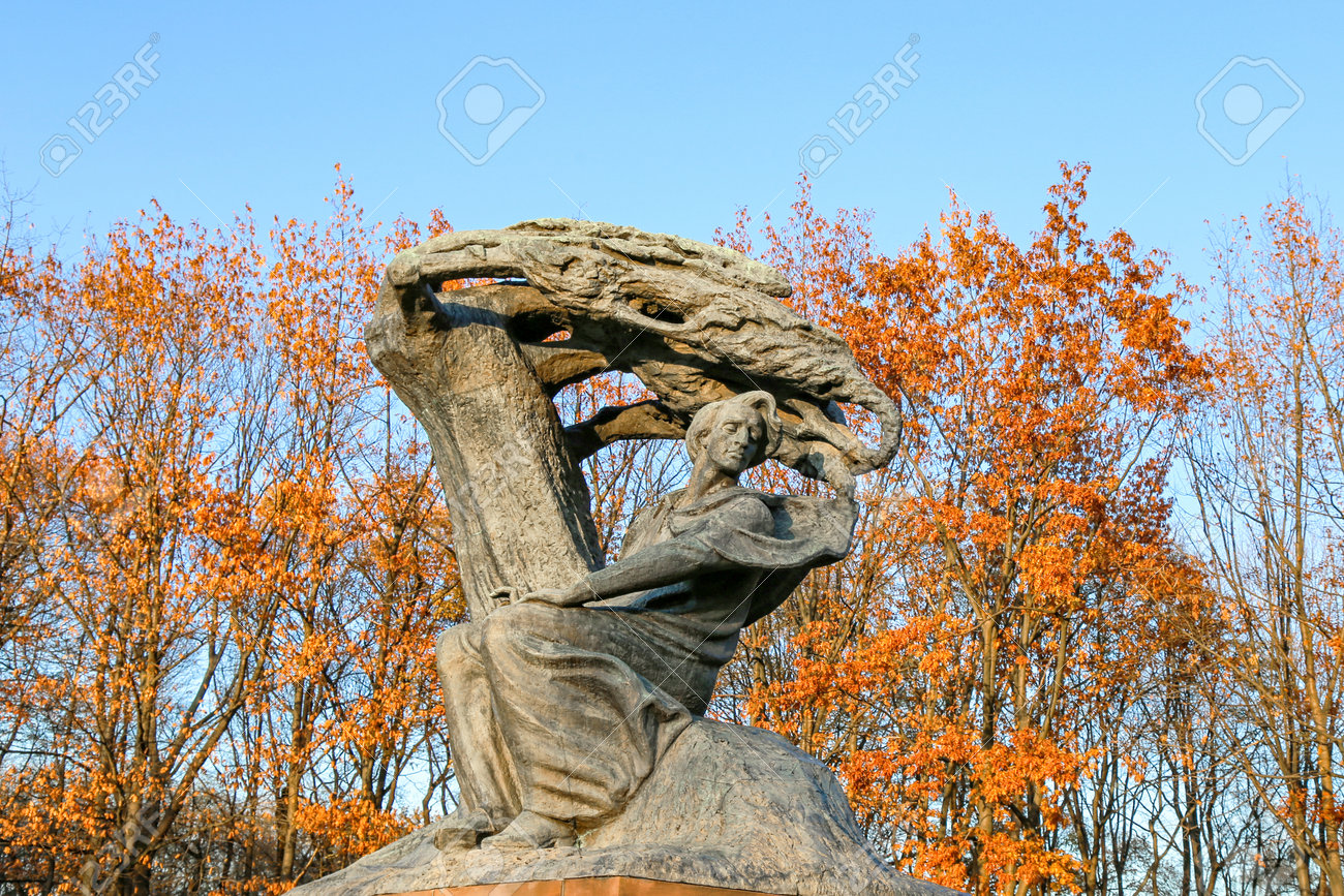 Памятник Фридерик Шопен В Осеннем Пейзаже Королевского Парка.