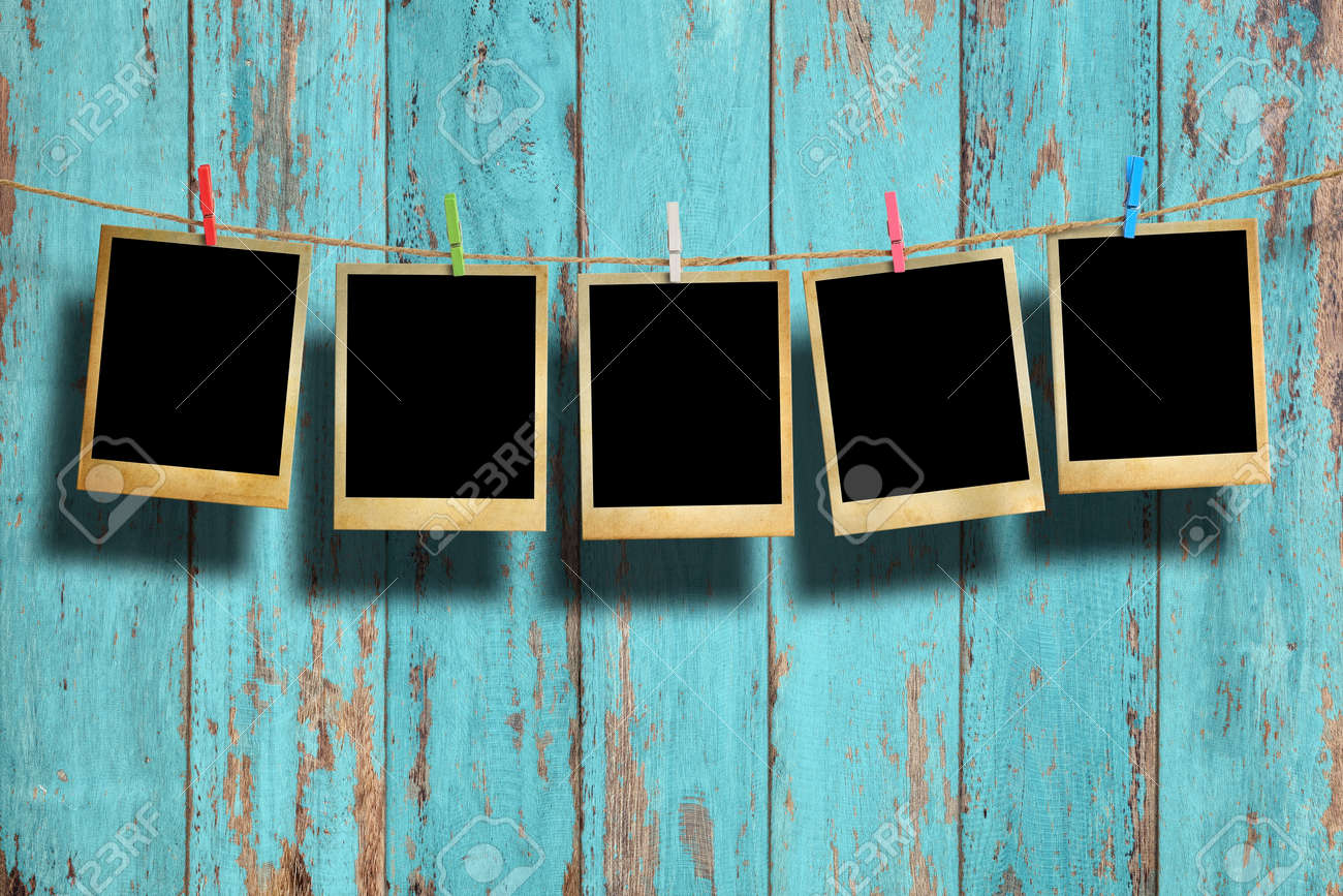 Alte Bilderrahmen Hangen Wascheleine Auf Holz Hintergrund Lizenzfreie Fotos Bilder Und Stock Fotografie Image 43673135