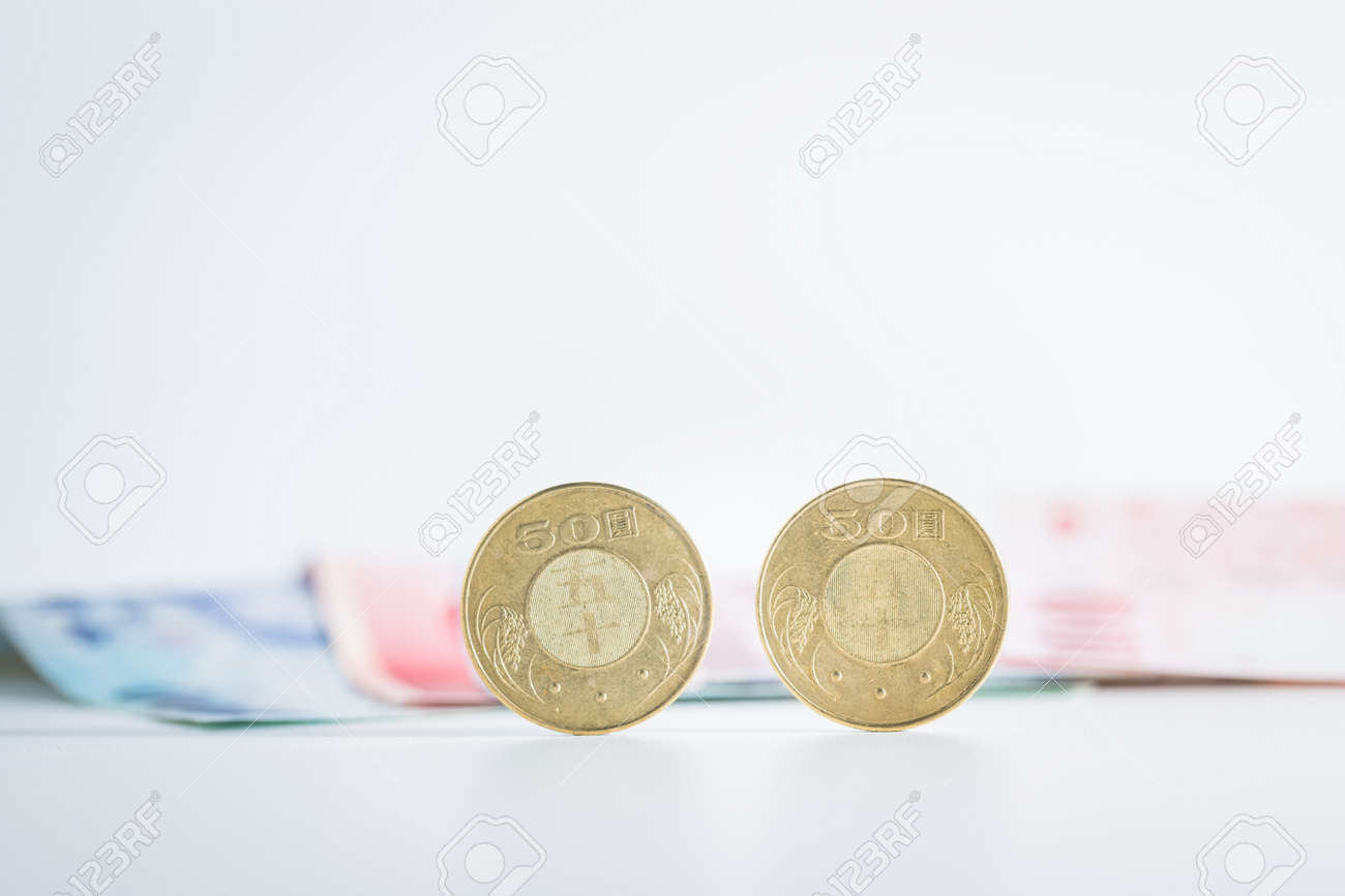 50 대만 달러 동전 배경에 지폐와 함께 로열티 무료 사진, 그림, 이미지 그리고 스톡포토그래피. Image 60598389