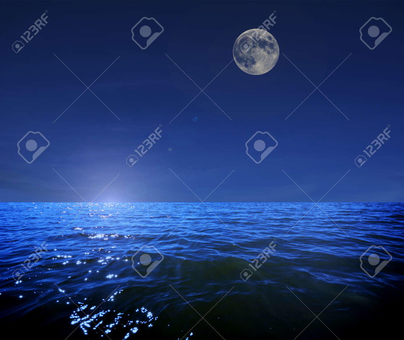 夜の海の上の満月 の写真素材 画像素材 Image 夜の海の上の満月 の写真素材 画像素材 Image