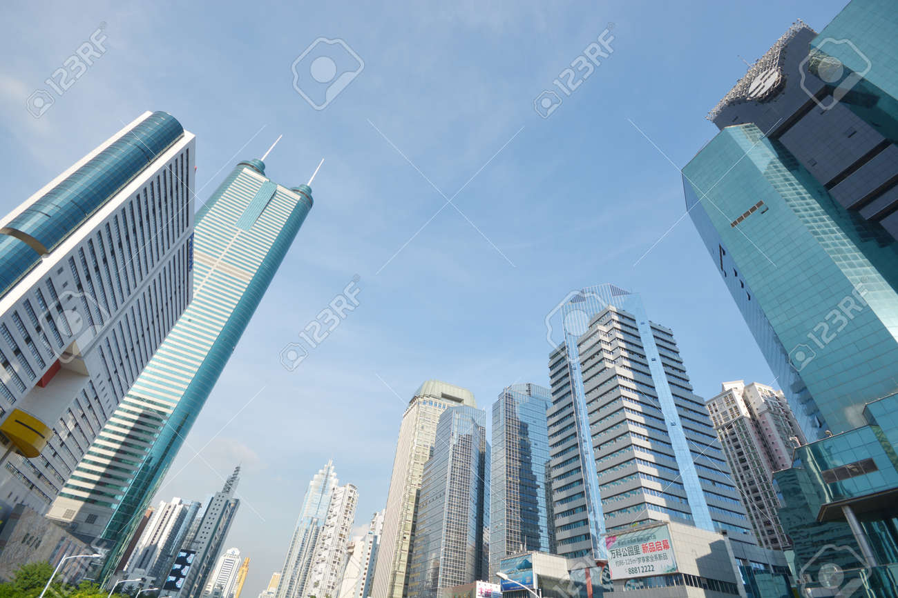 建物の 1 つ中国の現代都市は深圳証券取引所です の写真素材 画像素材 Image