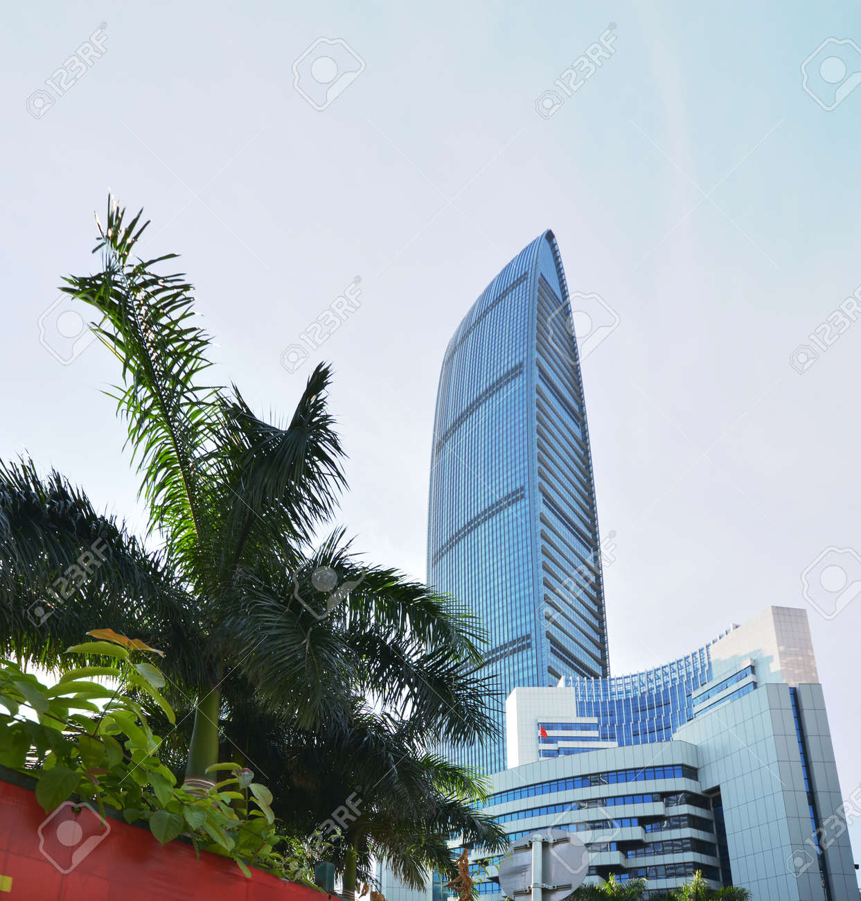 이것은 심천에서 가장 높은 빌딩으로 441.8 미터 높이에 총 100 개의 층이 있습니다. 로열티 무료 사진, 그림, 이미지 그리고  스톡포토그래피. Image 48333559