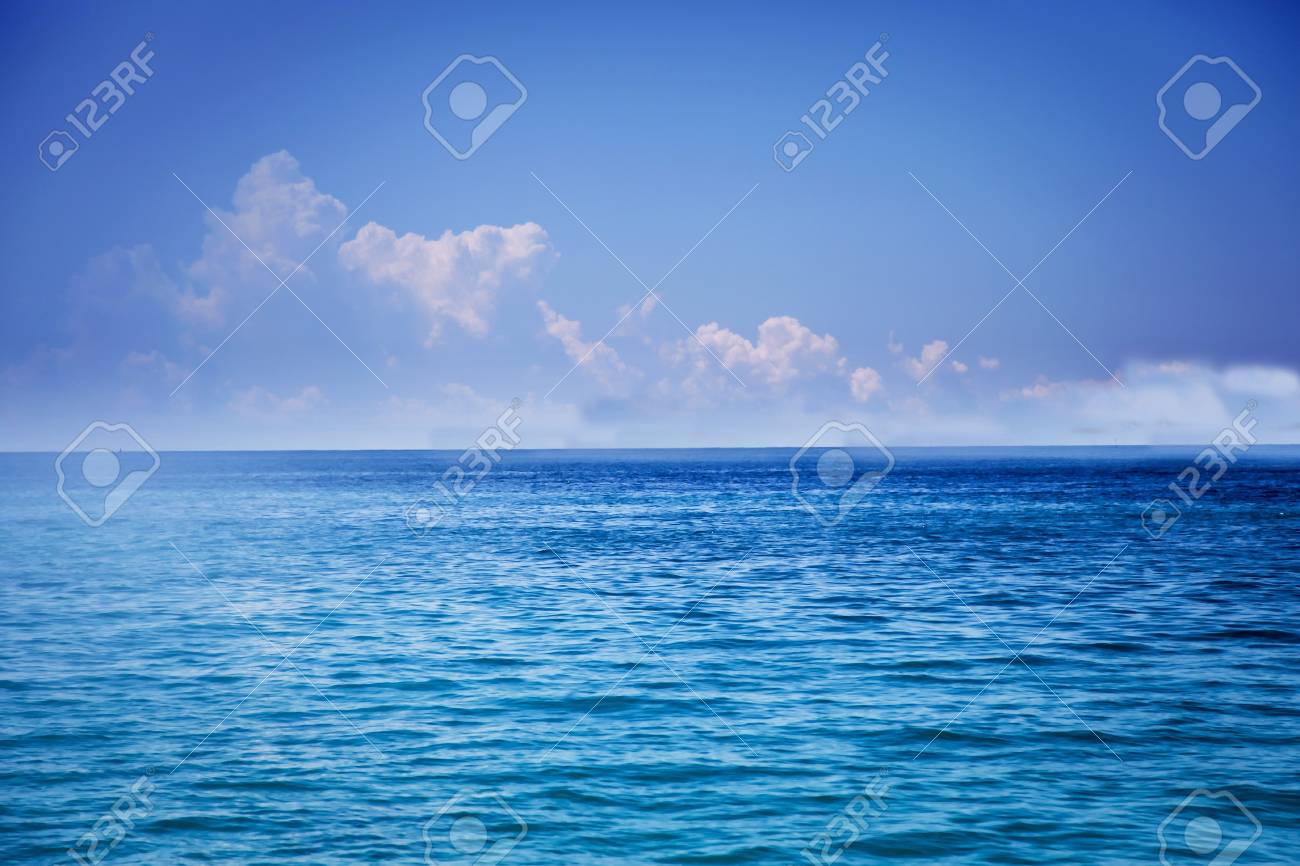 穏やかな海海と青い空を背景 の写真素材 画像素材 Image