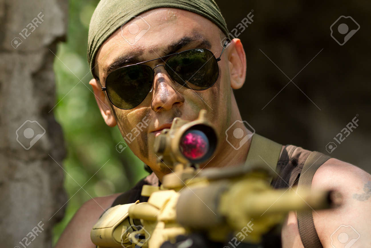 コマンドーのハントは 気をつけろ の写真素材 画像素材 Image