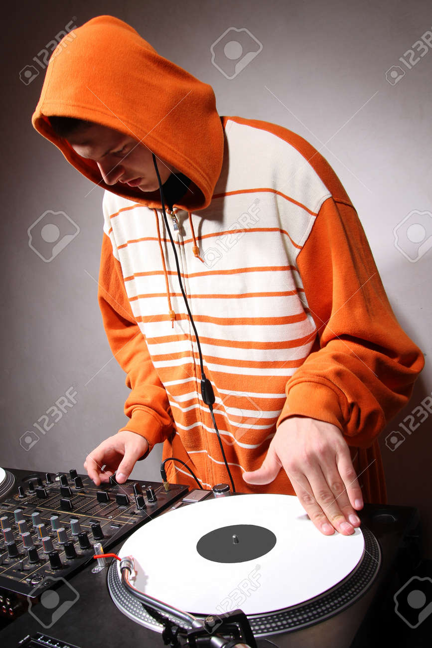 若いヒップホップ Dj 音楽とビニール レコード トップ クラスのターン テーブルのスクラッチ の写真素材 画像素材 Image 若いヒップホップ Dj 音楽とビニール レコード トップ クラスのターン テーブルのスクラッチ の写真素材 画像素材 Image