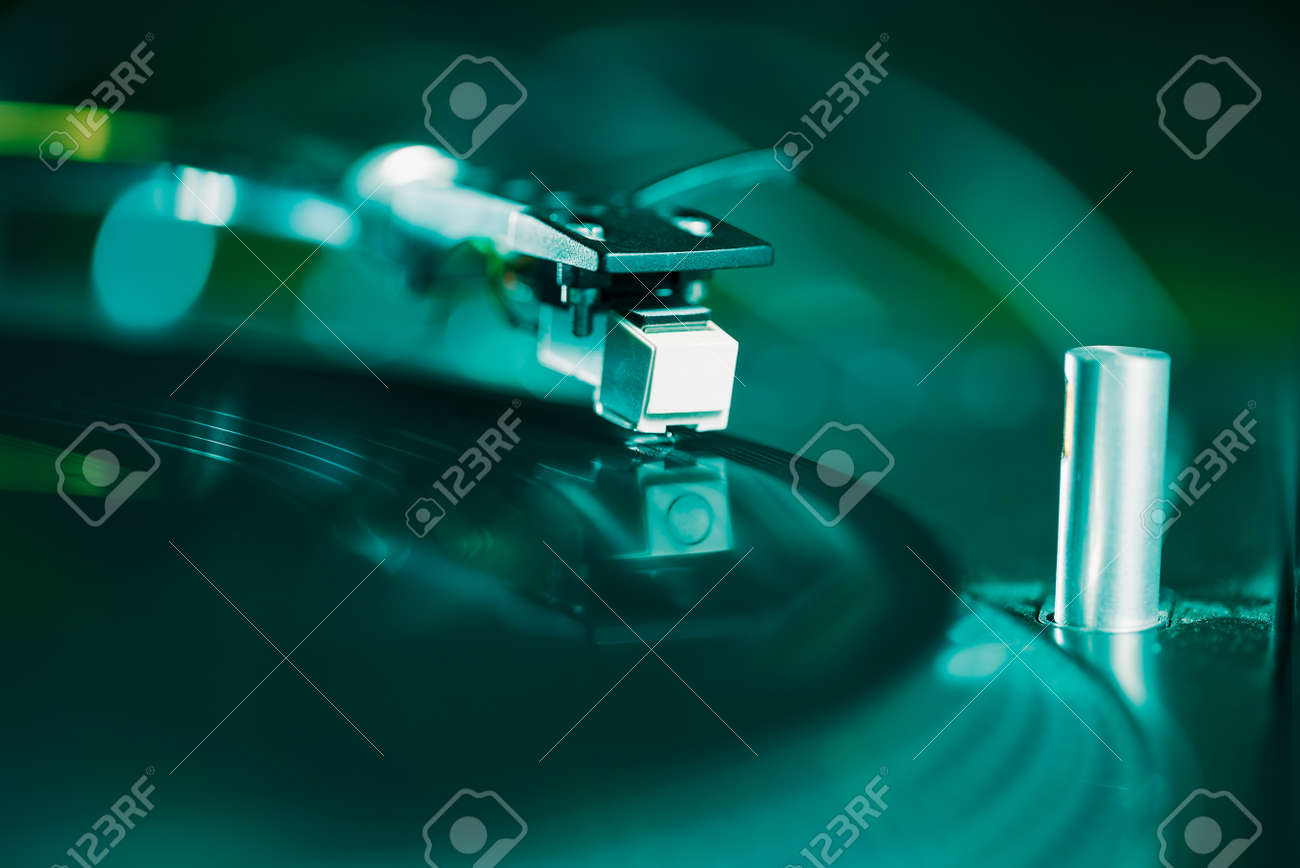 ターン テーブル ビニール レコード プレーヤー アナログおよびデジタル音楽を演奏する Dj のアナログ サウンド技術 間近で プロのスタジオ コンサート イベント用機器のマクロ の写真素材 画像素材 Image