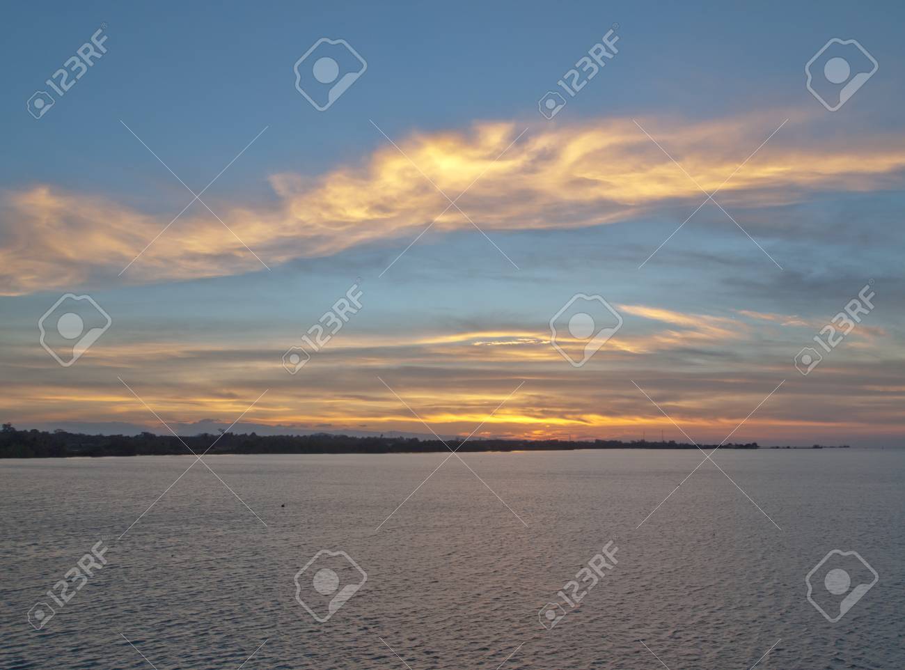 海見て新たな希望として 夏にはビーチで日光の日の出 の写真素材 画像素材 Image 海見て新たな希望として 夏にはビーチで日光の日の出 の写真素材 画像素材 Image