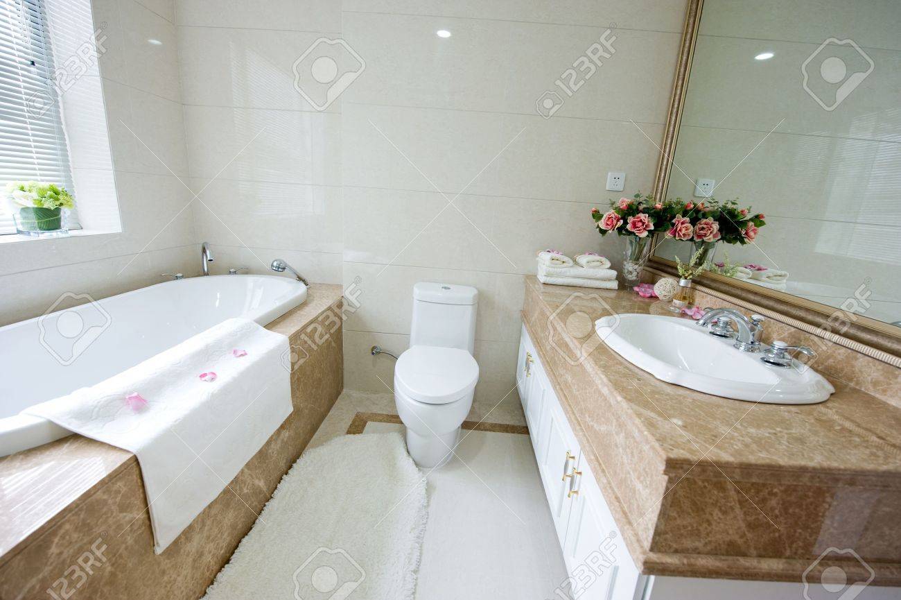 豪華なホテルの部屋でバスタブ の写真素材 画像素材 Image