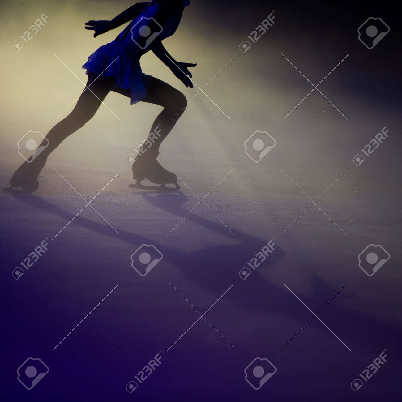 人々 美しい光の効果とフィギュア スケート氷します の写真素材 画像素材 Image