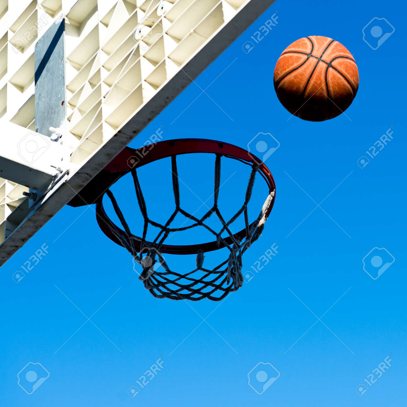 背景の空とバスケット ボールのフィールド ゴール の写真素材 画像素材 Image