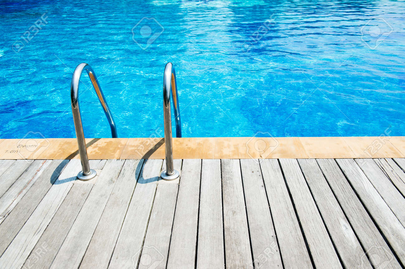 階段とウッドデッキのホテルでプール の写真素材 画像素材 Image