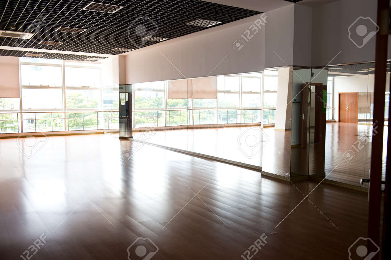 堅木張りの床と鏡と空のダンス部屋 の写真素材 画像素材 Image