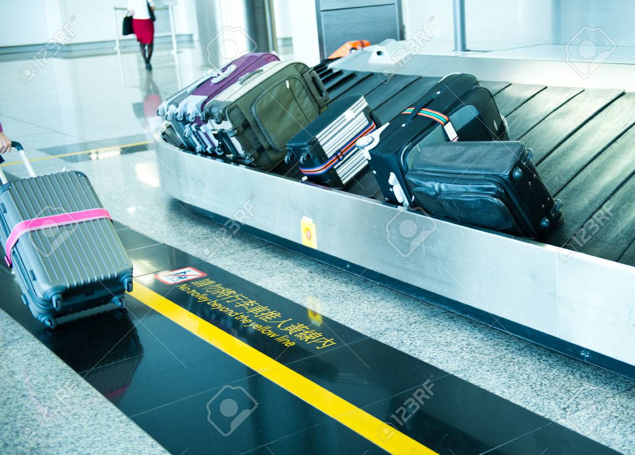 空港のベルトコンベアのスーツケース の写真素材 画像素材 Image