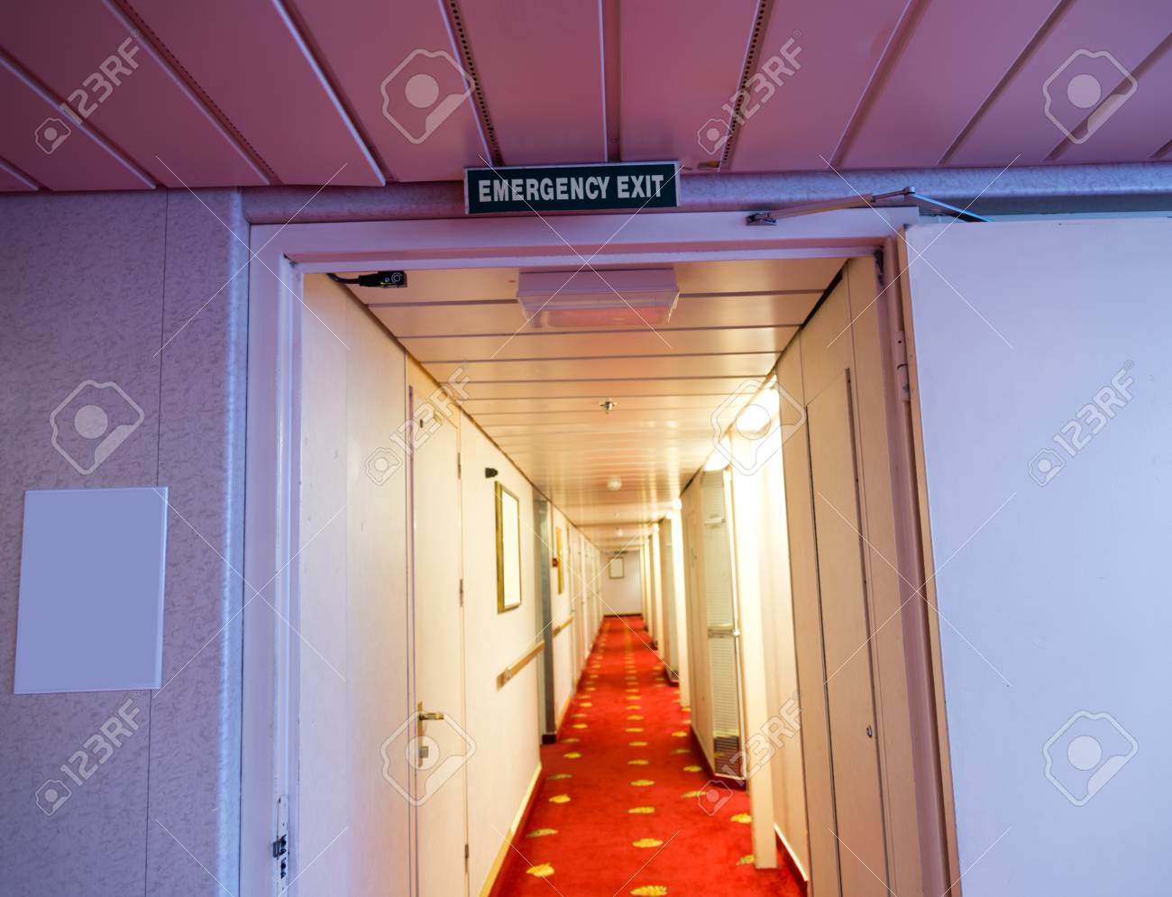 豪華客船の空のホテルの廊下 の写真素材 画像素材 Image