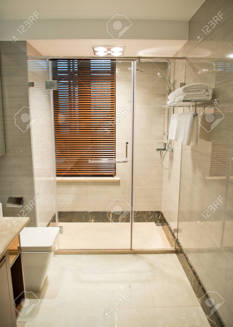 Salle De Bain Jaune Et Gris ~ belle salle de bains dans une chambre d h tel luxueuse banque d Salle De Bain Jaune Et Gris ~ belle salle de bains dans une chambre d h tel luxueuse banque d