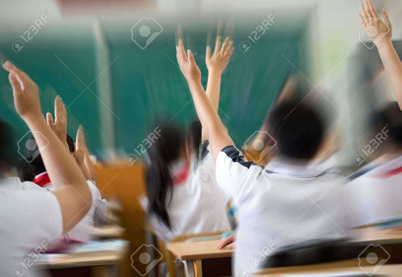 中学生のクラスで挙手 の写真素材 画像素材 Image