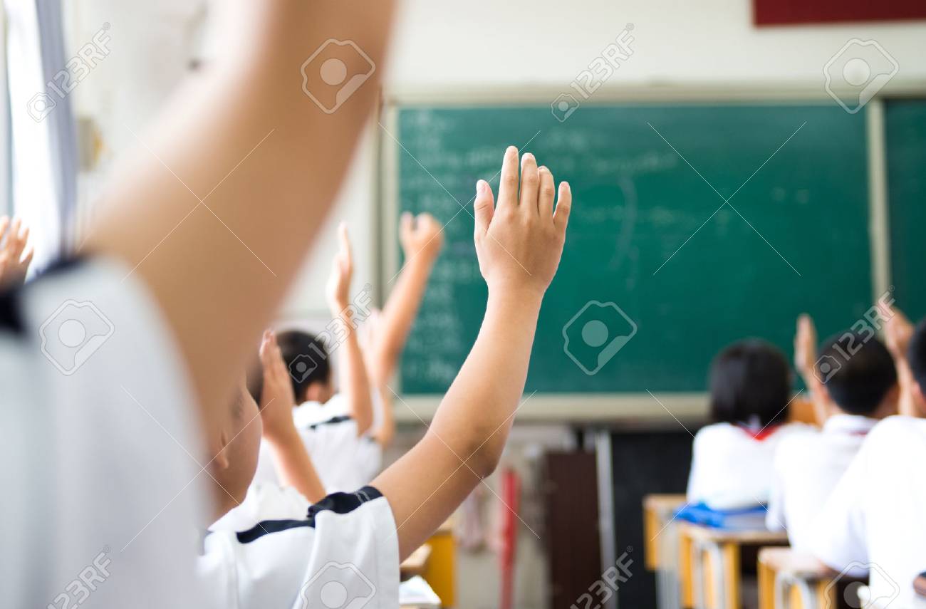 中学生のクラスで挙手 の写真素材 画像素材 Image