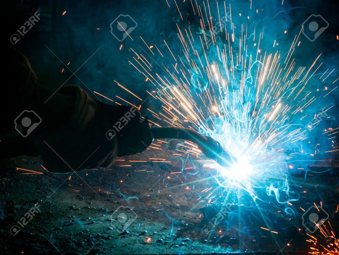 溶接火花 の写真素材 画像素材 Image