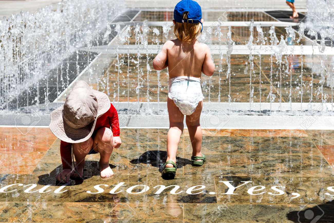 公園の噴水で水遊びをしている子供たち の写真素材 画像素材 Image