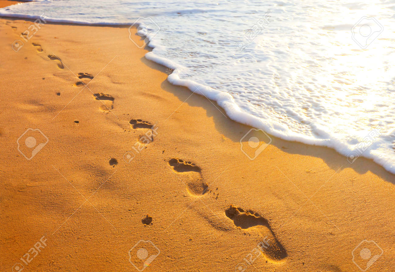 footsteps of one-legged people at sunset time - 23133162 footsteps of one-legged people at sunset time - 23133162