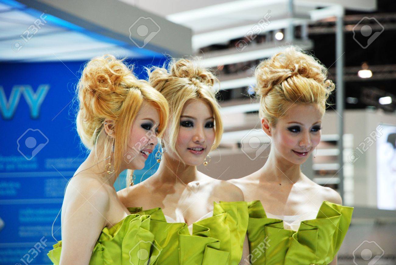 バンコク タイ 3 月 29 日 かわいい女の子のタイ国際モーター博覧会 09 09 年 3 月 29 日にタイのバンコクでのブース の写真素材 画像素材 Image 2757