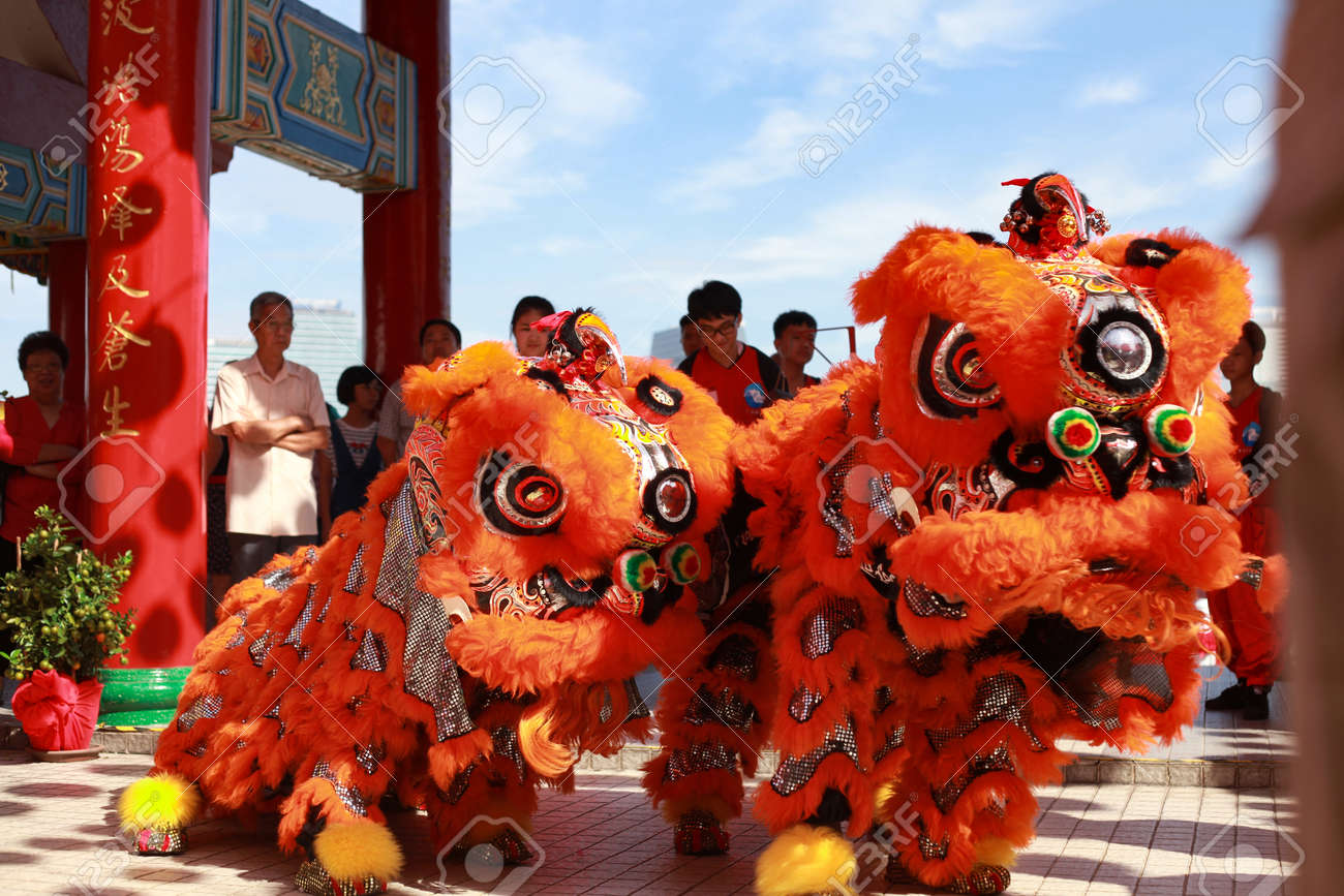 クアラルンプール マレーシア 17 年 1 月 28 日 地元の中国人は 中国の旧正月のお祝い 17 に Thean 法皇寺獅子舞を実行します の写真素材 画像素材 Image クアラルンプール マレーシア 17 年 1 月 28 日 地元の中国人は 中国の旧正月のお祝い 17 に Thean 法皇寺獅子舞を実行します の写真素材 画像素材 Image