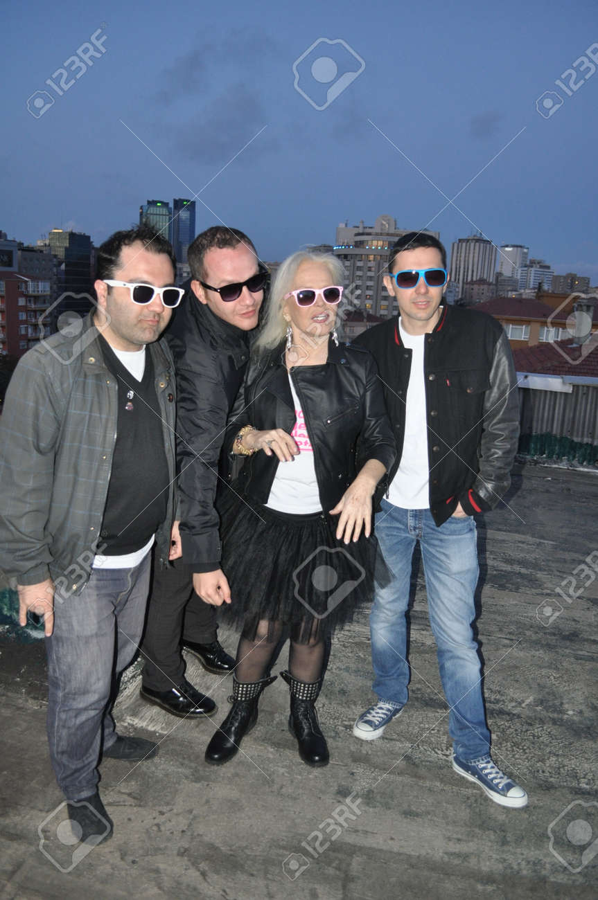 Gonul Yazar, un très célèbre chanteur turc de pop classique et Rashit, groupe punk turc Gonul Yazar, un très célèbre chanteur turc de pop classique et Rashit, groupe punk turc
