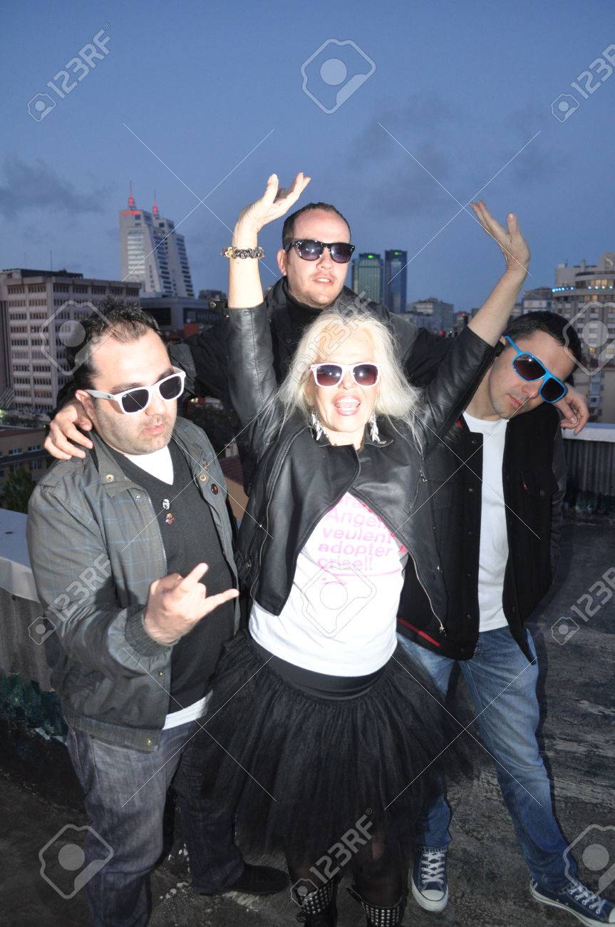 Gonul Yazar, une très célèbre chanteuse turque de pop classique et Rashit, groupe punk turc Gonul Yazar, une très célèbre chanteuse turque de pop classique et Rashit, groupe punk turc