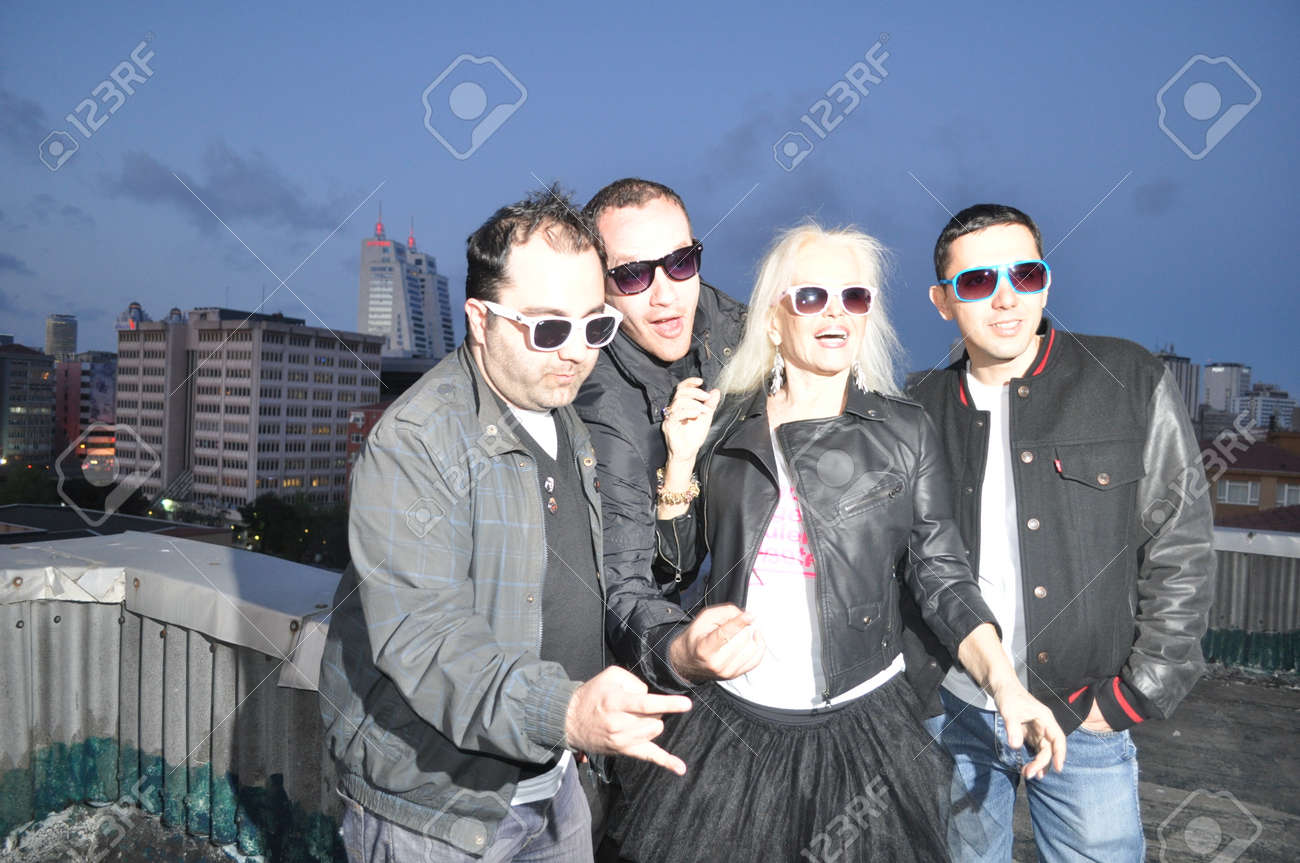 Gonul Yazar, une très célèbre chanteuse turque de pop classique et Rashit, groupe punk turc Gonul Yazar, une très célèbre chanteuse turque de pop classique et Rashit, groupe punk turc