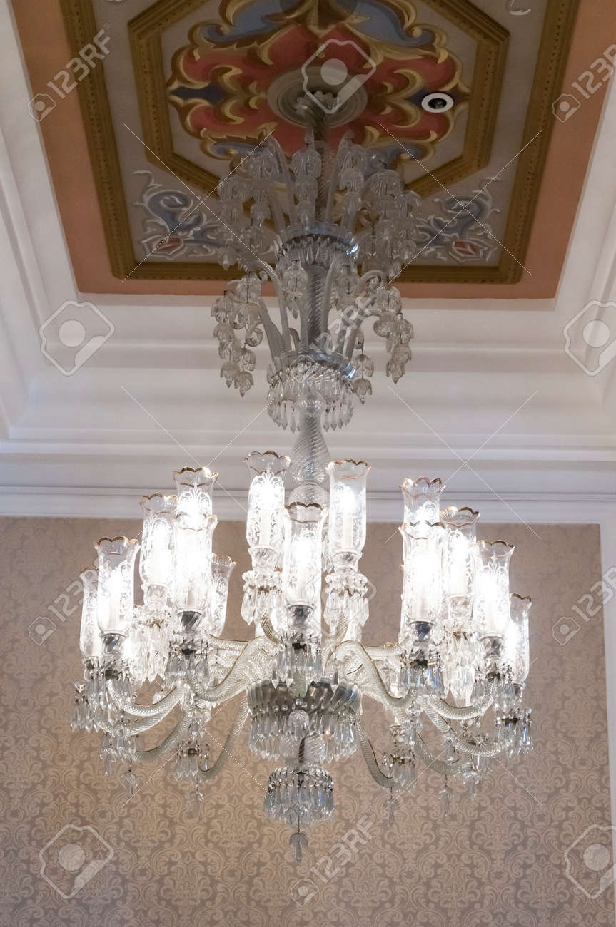 豪華なシャンデリアの華やかな天井からぶら下がっています の写真素材 画像素材 Image