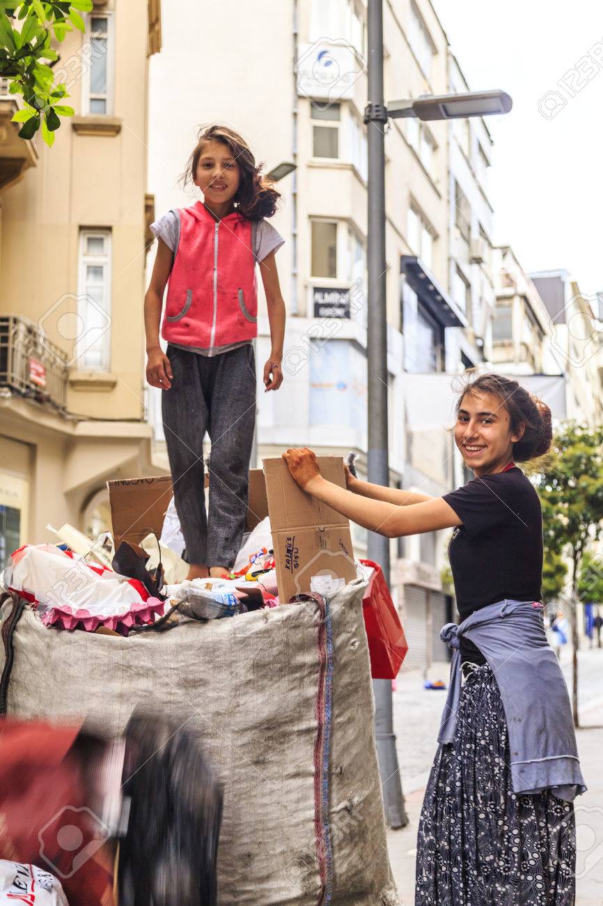 Istanbul Turkei 14 Mai 2017 Turkische Zigeuner Schwestern Sammeln Recycelbaren Abfalle In Osmanbey Strassen Istanbul Osmanbey Ist Ein Grosshandel Textilbereich Mit Geschaften Und Plantagen Lizenzfreie Fotos Bilder Und Stock Fotografie Image