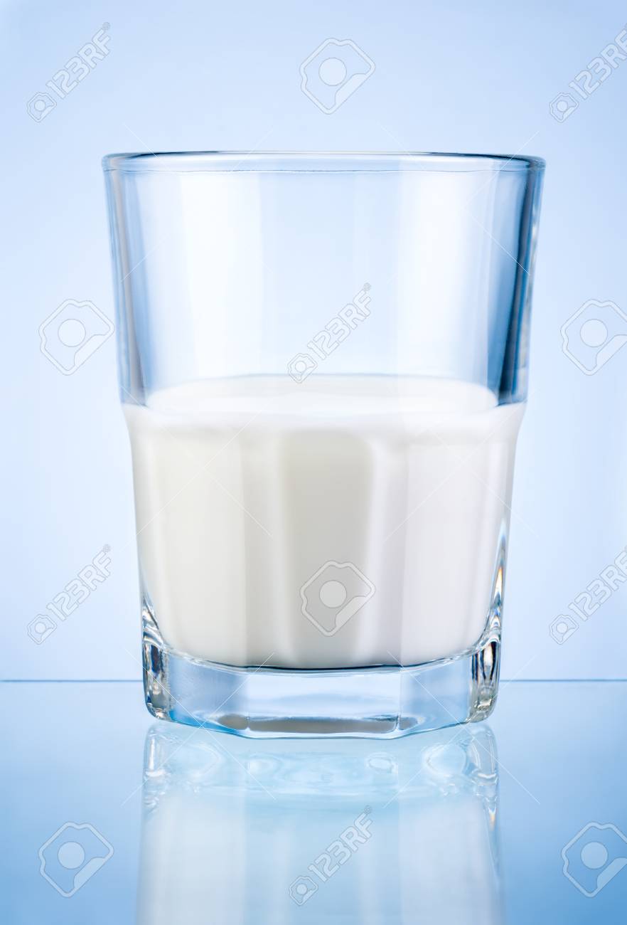 Un Demi Verre De Lait Frais Isole Sur Fond Bleu Banque D Images Et Photos Libres De Droits Image