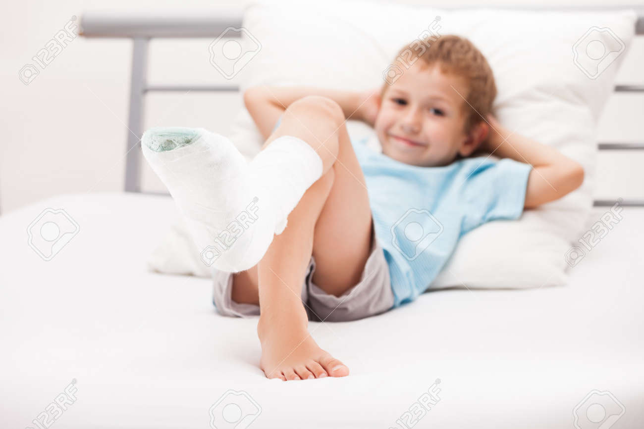 人間の薬と健康管理コンセプト 石膏包帯足のかかとの骨折や骨折した足の骨を持つ小さな子供少年 の写真素材 画像素材 Image 人間の薬と健康管理コンセプト 石膏包帯足のかかとの骨折や骨折した足の骨を持つ小さな子供少年 の写真素材 画像素材 Image