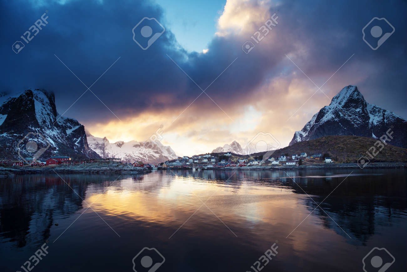 レーヌ ノルウェーのロフォーテン諸島の夕日 の写真素材 画像素材 Image