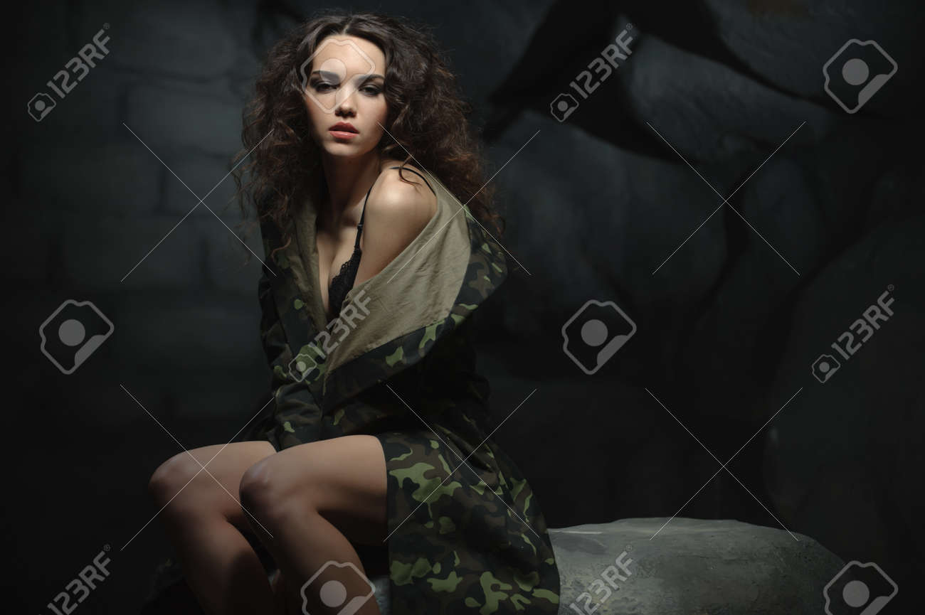 軍隊の女性についての真実をすべての裸します 迷彩と下着の少女 の写真素材 画像素材 Image