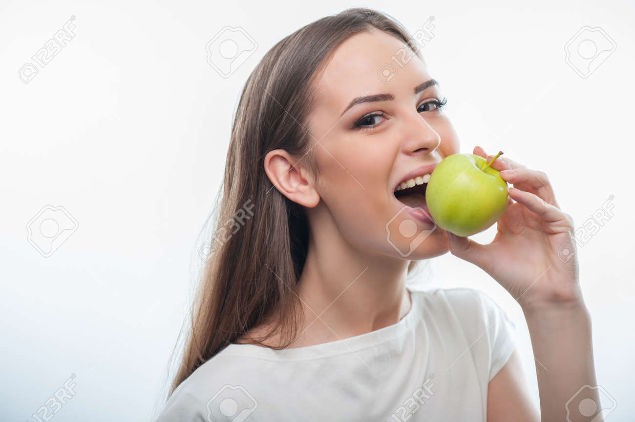Taille Portrait D Une Jolie Jeune Fille Qui Se Fait Croquer Une Pomme Avec Appetit Isole Sur Un Fond Blanc Banque D Images Et Photos Libres De Droits Image 40891346