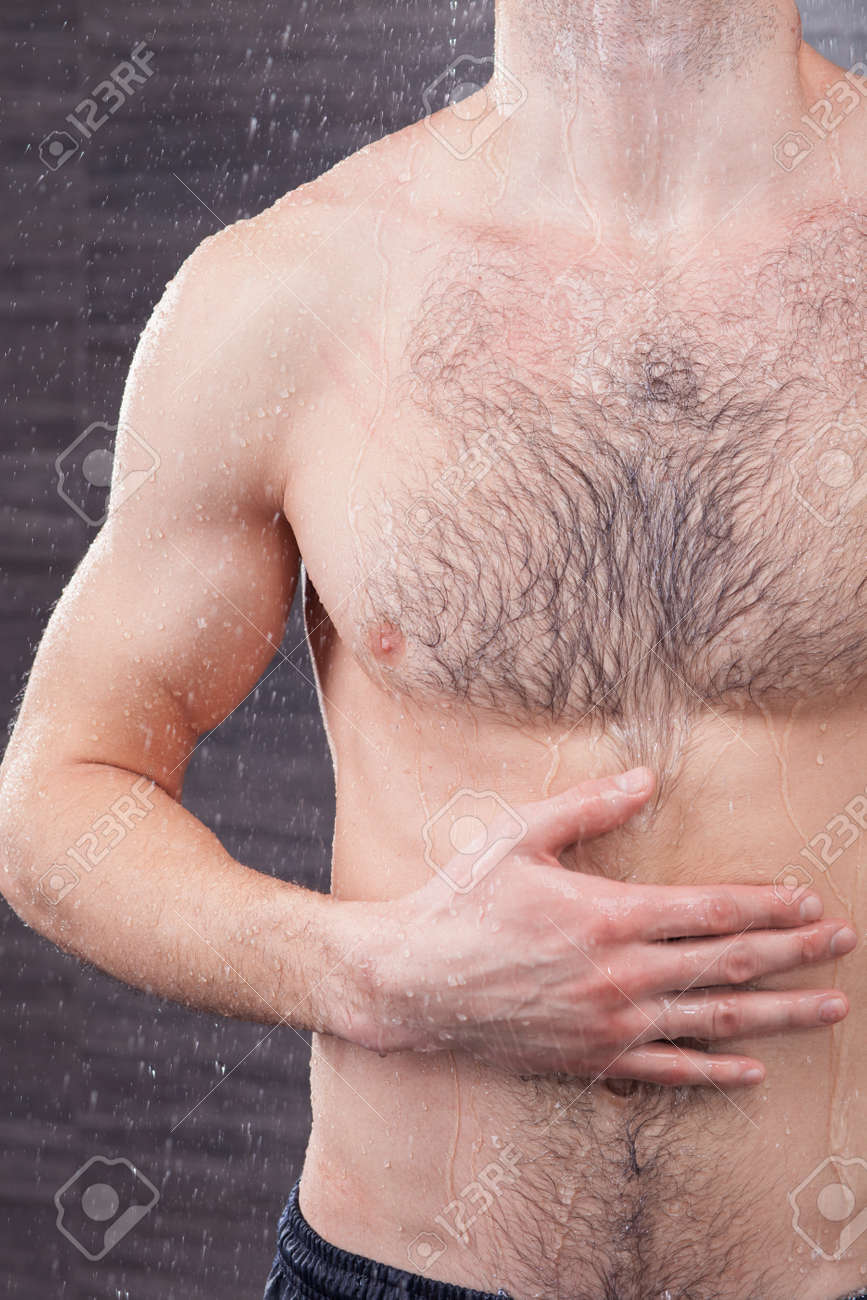 Cerca Del Torso Desnudo De Hombre Alegre Tomando Una Ducha. Él Está De Pie  Bajo El Agua Con Placer Fotos, retratos, imágenes y fotografía de archivo  libres de derecho. Image 51432900