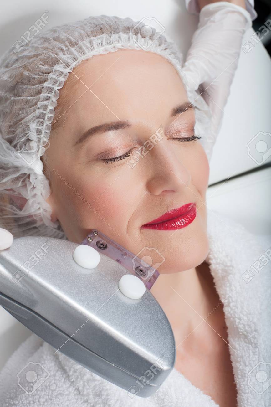 Vue De Dessus Femme Mature Obtenir Un Traitement De Beauté Laser Par  Esthéticienne. Elle Sourit. Ses Yeux Sont Fermés À La Jouissance Banque  D'Images et Photos Libres De Droits. Image 54515992