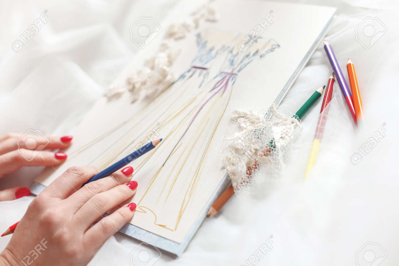 Stock Femminili Disegno Primo Immagini Piano Di Mani Schizzo derxWQoECB